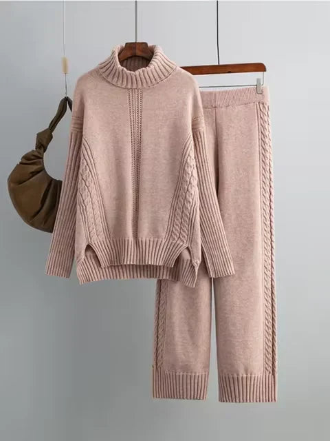 Ensemble tricot rose : pull ample col roulé et pantalon long côtelé, deux pièces.