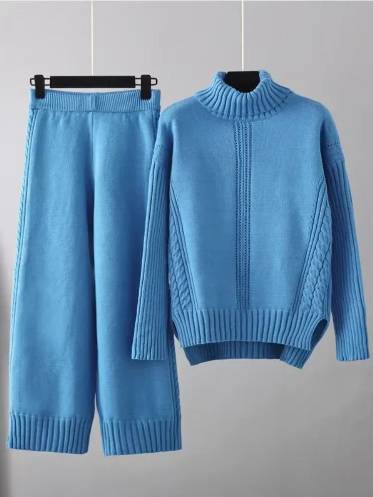 Ensemble tricot bleu : pull col roulé et pantalon long assortis, côtes visibles.