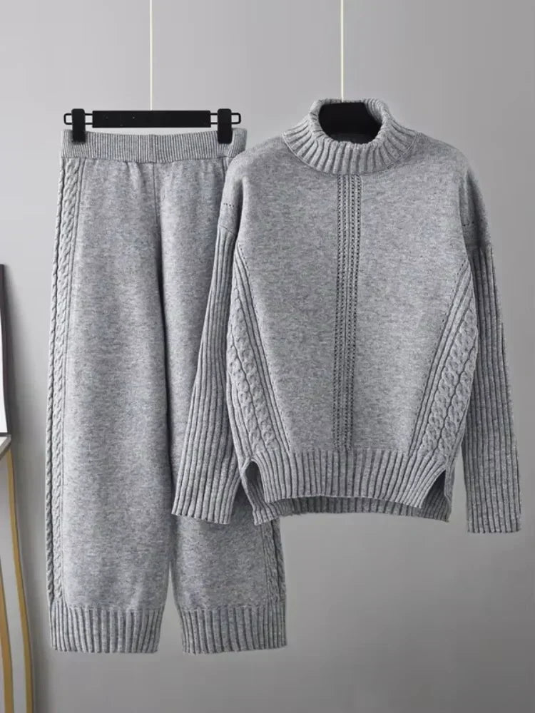 Ensemble tricot gris : pull col roulé zippé et pantalon long côtelé, ensemble assorti.