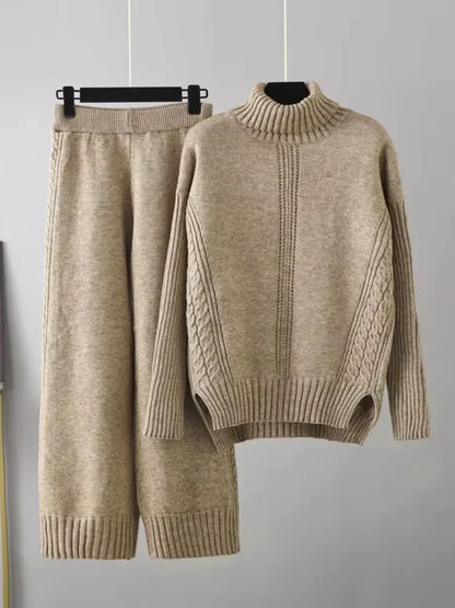 Ensemble en tricot beige clair : pull col roulé et pantalon mi-long côtelé.