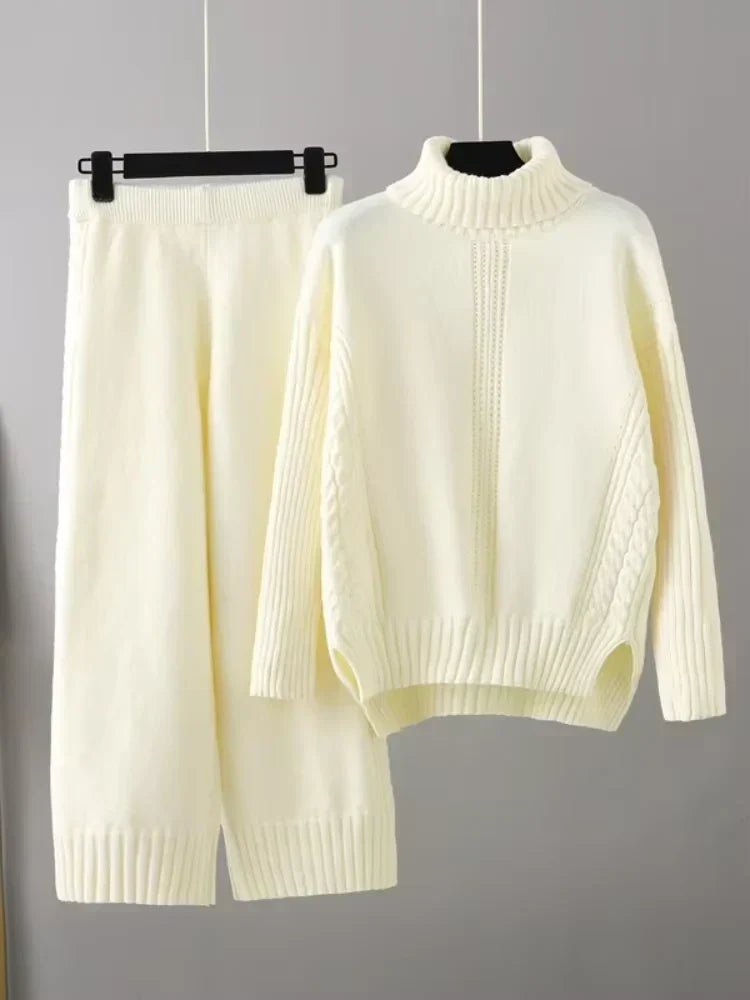 Ensemble en tricot blanc cassé : pull col montant et pantalon mi-long côtelé.