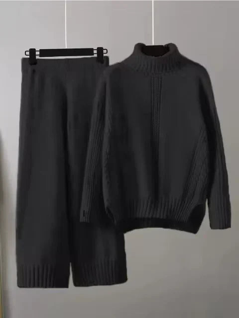 Ensemble en tricot gris foncé : pull col roulé et pantalon mi-long côtelé.