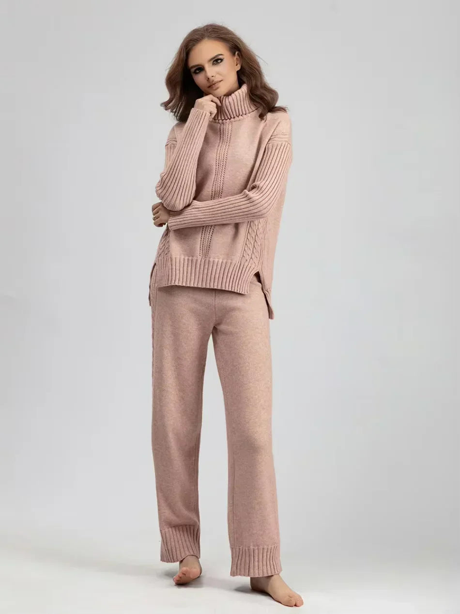 Ensemble tricot pour femme rose : pull col roulé côtelé et pantalon assorti, coupe droite.