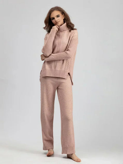 Ensemble tricot pour femme rose : pull col roulé côtelé et pantalon assorti, coupe droite.