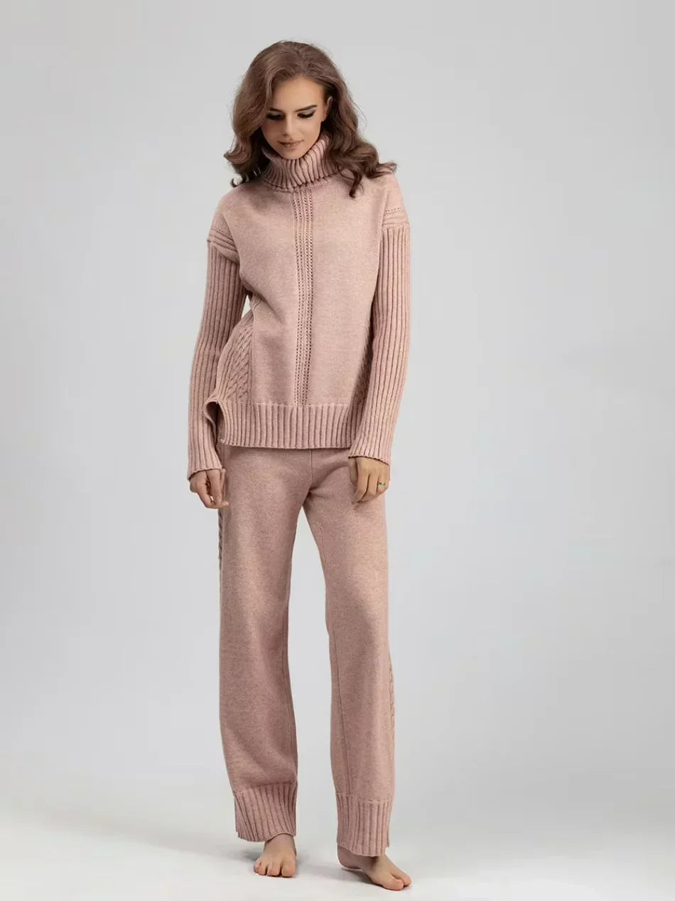 Ensemble tricot pour femme rose : pull à col roulé zippé partiellement et pantalon long.