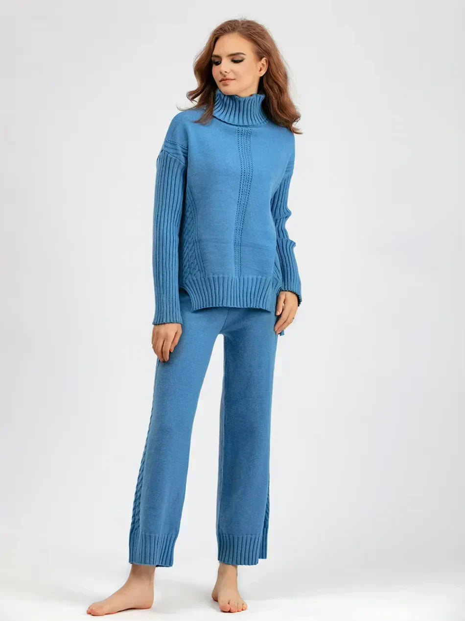 Ensemble tricot pour femme bleu : pull col roulé en maille côtelée et pantalon fluide.