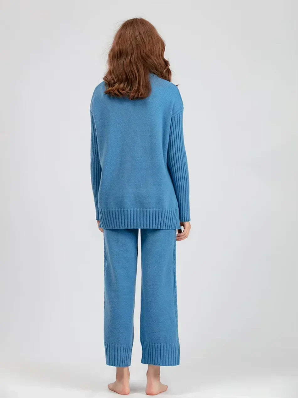 Ensemble tricot pour femme bleu : pull col roulé avec manches longues et pantalon assorti.