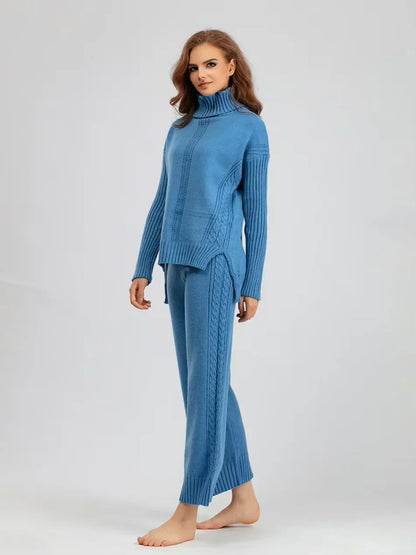 Ensemble tricot pour femme bleu : pull col roulé à motif ajouré vertical et pantalon long.