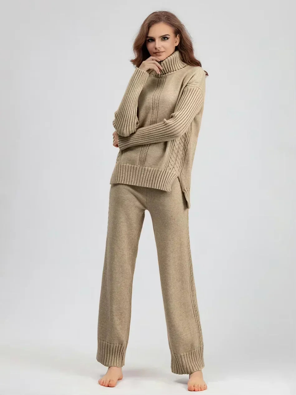 Ensemble tricot : pull col roulé et pantalon long côtelé beige/kaki, coupe droite.