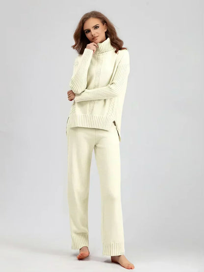 Ensemble tricot ivoire : pull à col montant zippé et pantalon long côtelé.