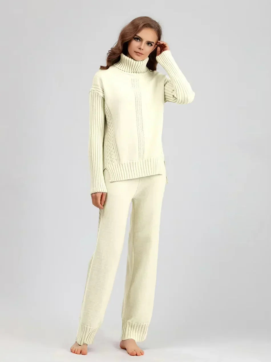 Ensemble tricot ivoire : pull col roulé et pantalon long à côtes, style assorti.