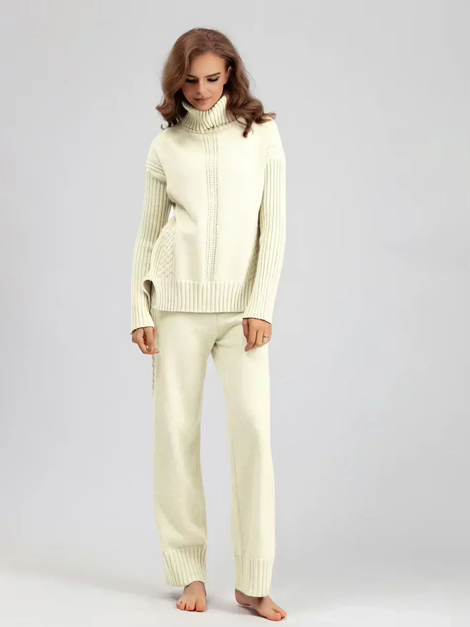 Ensemble tricot ivoire : pull zippé col roulé et pantalon long côtelé, coupe droite.