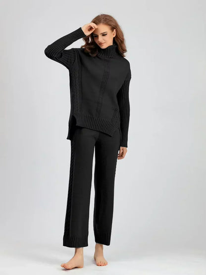Ensemble tricot noir : pull col roulé et pantalon long côtelé, look assorti.
