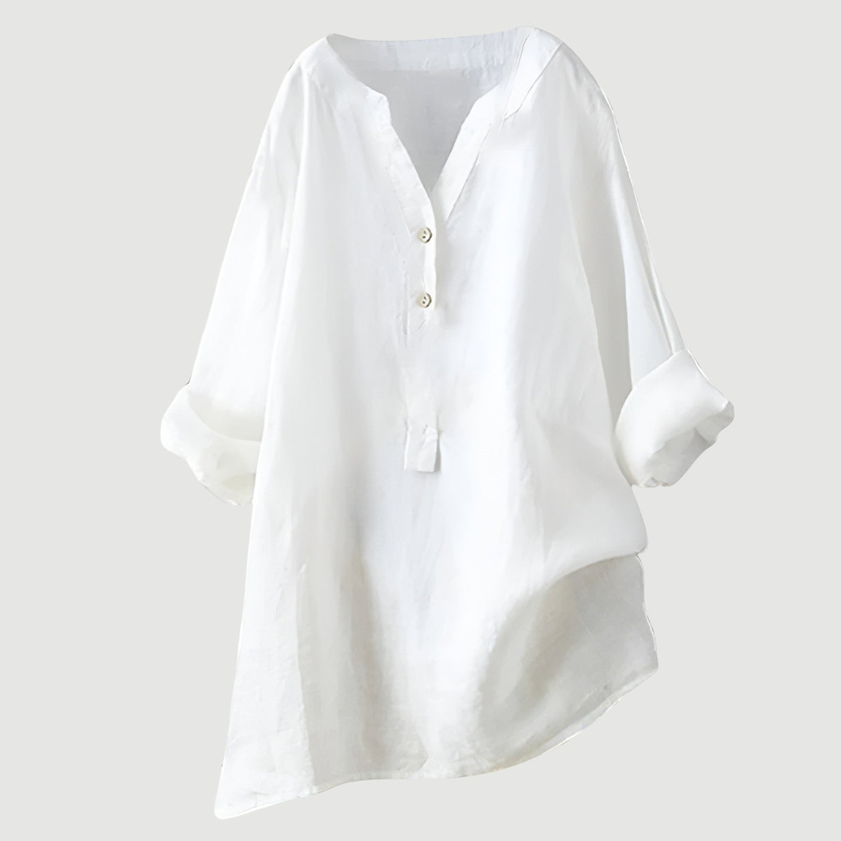 Chemise ample en lin blanc, encolure en V, patte boutonnée, manches larges.