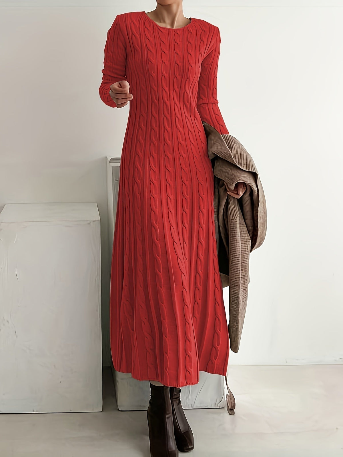Robe en maille rouge à torsades, manches longues, col rond, coupe mi-longue.