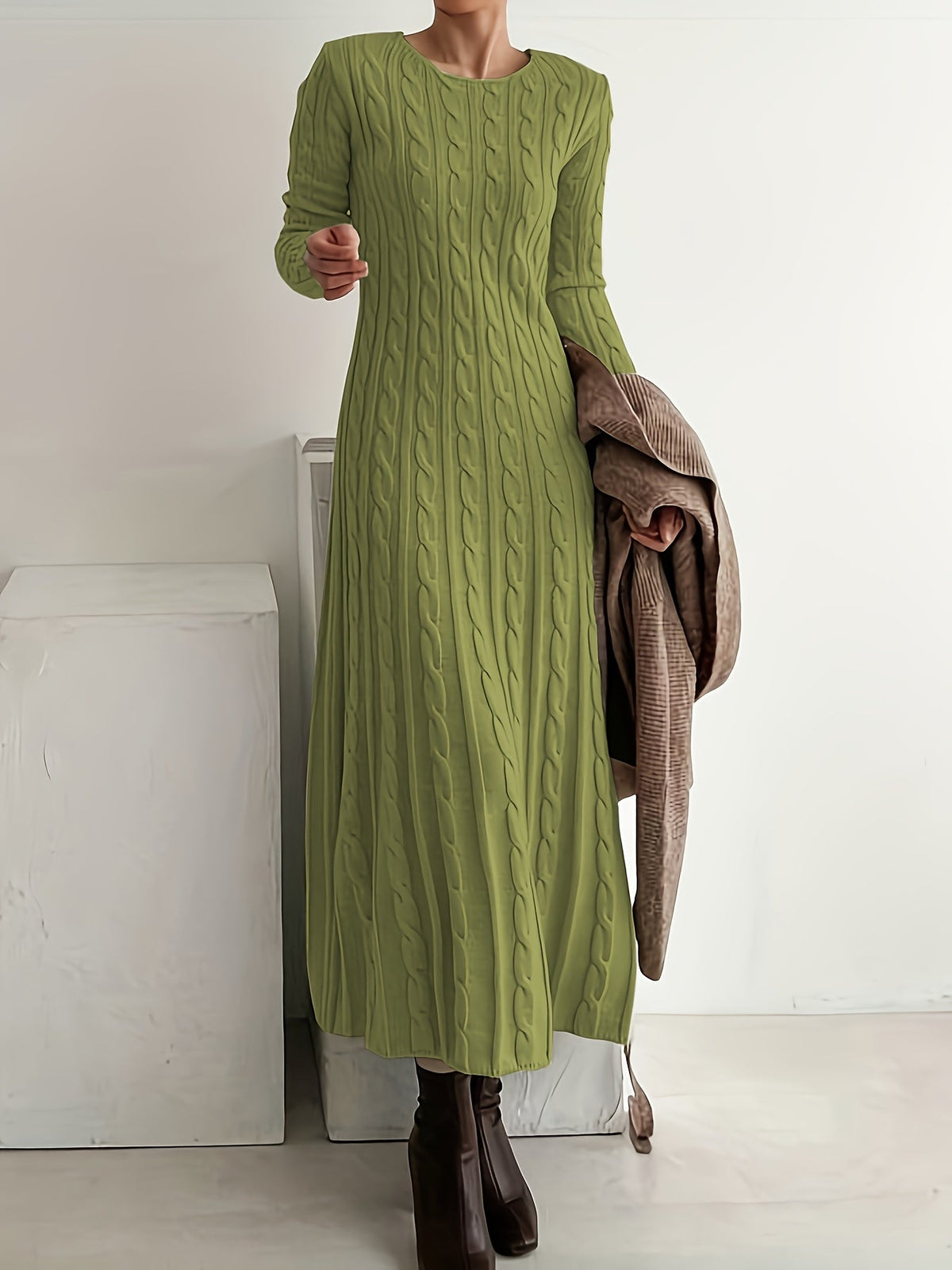 Robe en maille vert olive à torsades, manches longues, col rond, coupe mi-longue.