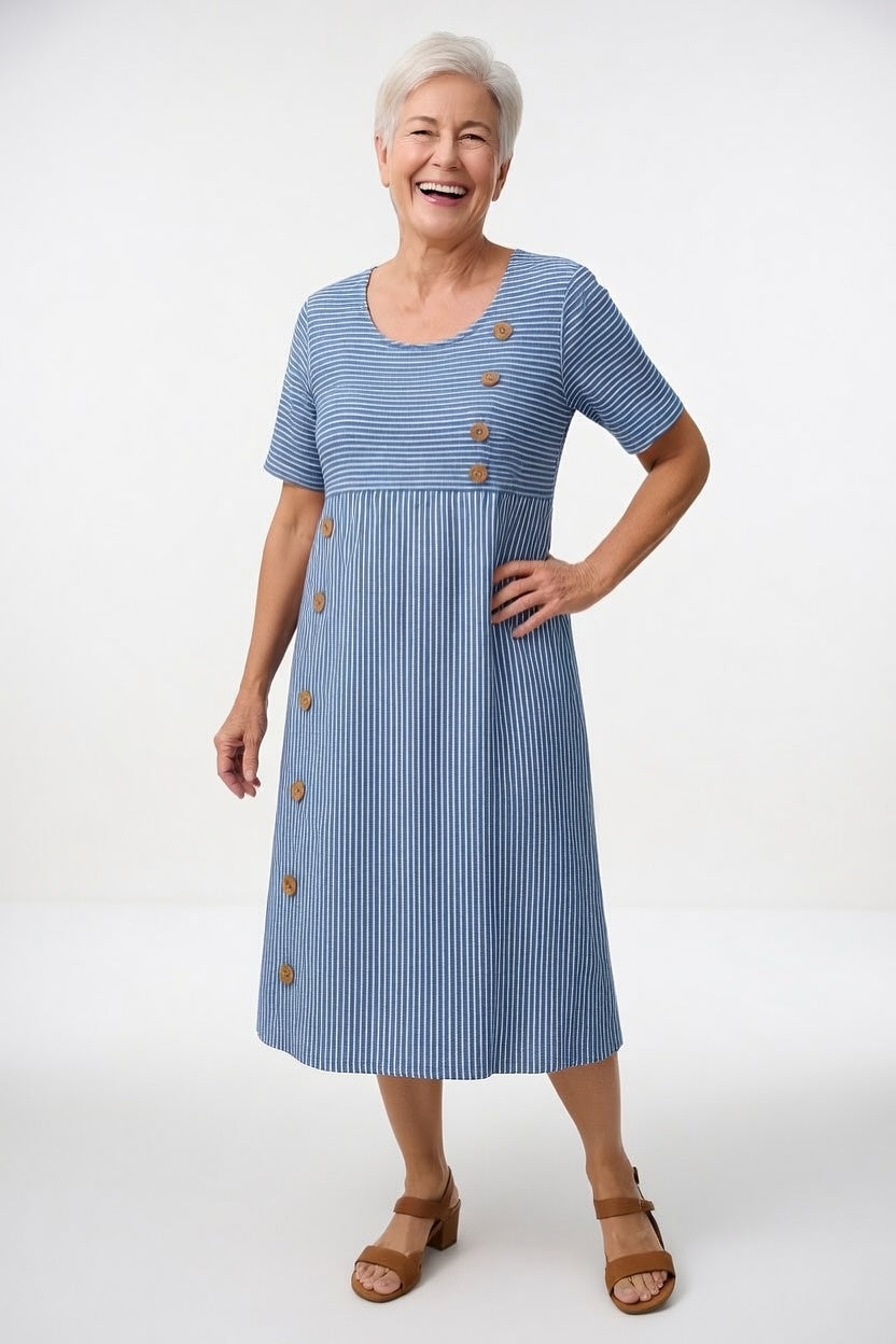 Robe midi rayée bleu clair, manches courtes, encolure ronde, patte boutonnée devant.
