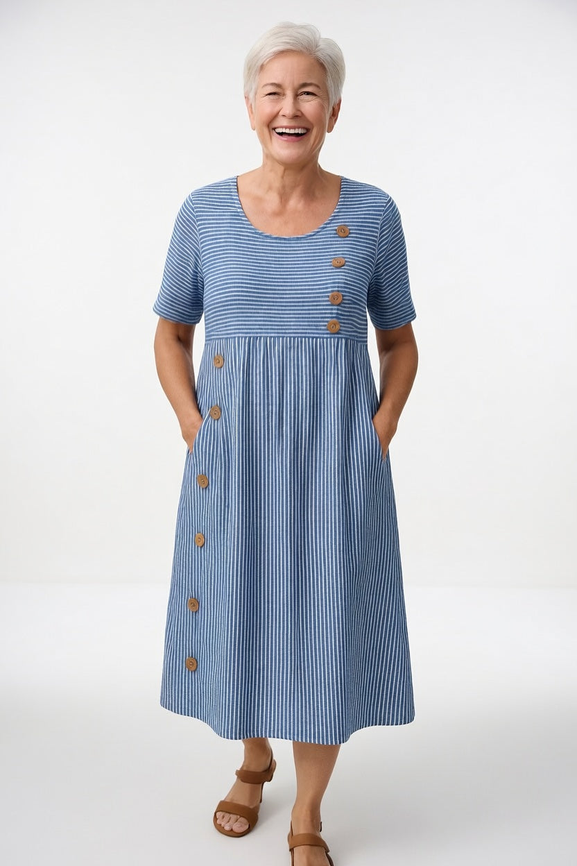 Robe midi rayée bleu, manches courtes, encolure ronde, boutons dorés sur le devant.