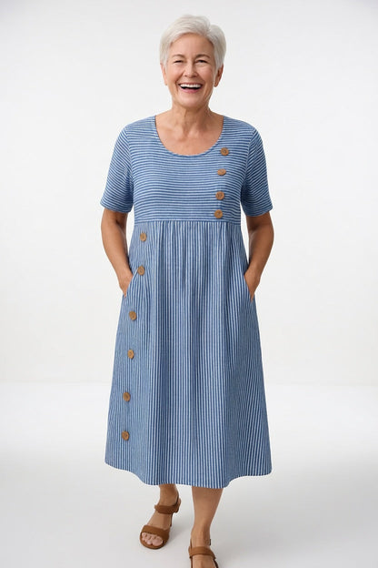 Robe midi rayée bleu, manches courtes, encolure ronde, boutons dorés sur le devant.