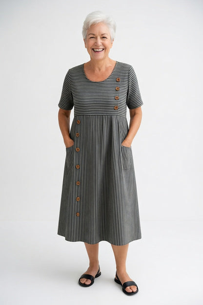 Robe midi rayée noire et grise, manches courtes, encolure ronde, boutons sur la poitrine.
