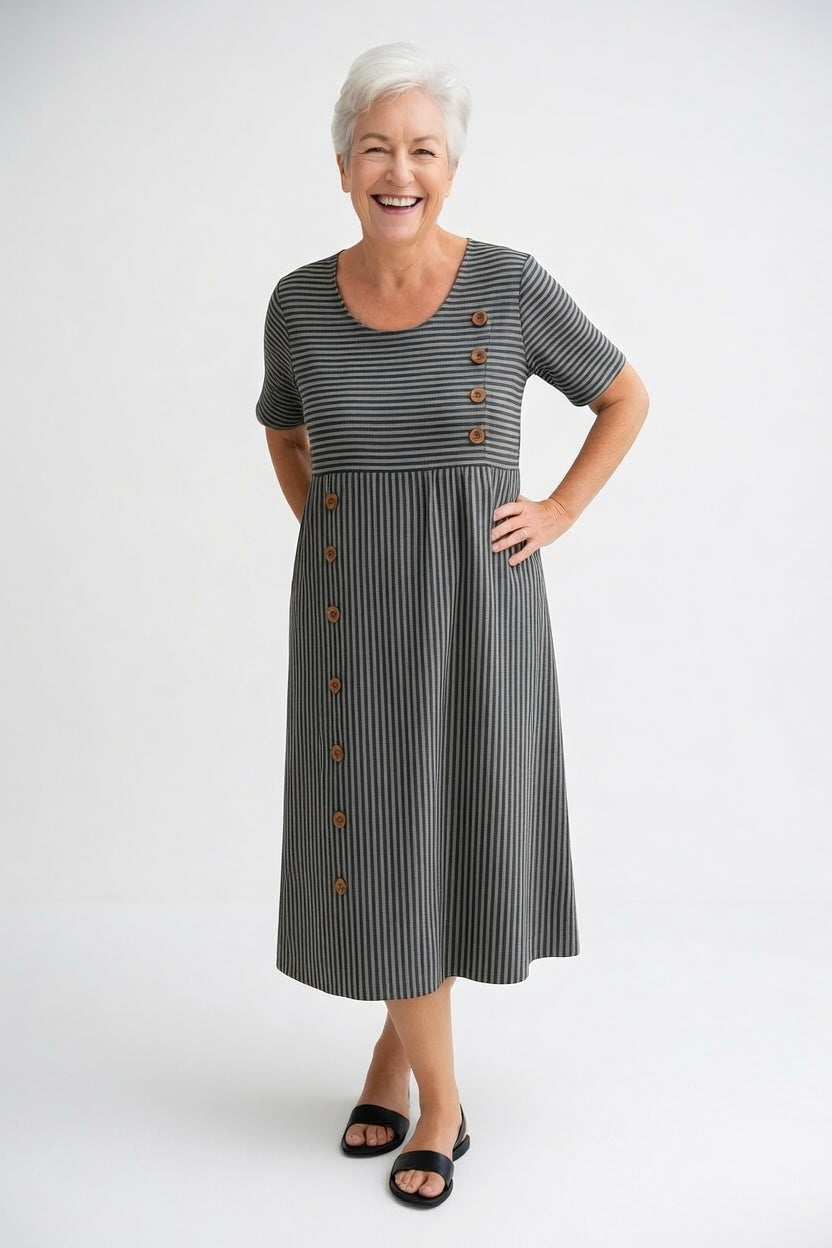 Robe midi rayée noire et grise, manches courtes, encolure ronde, boutons dorés.