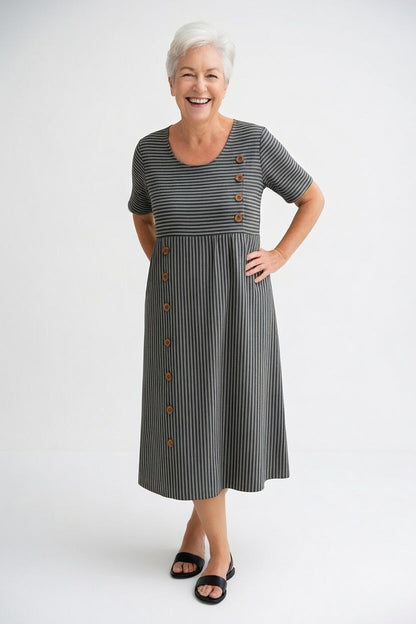 Robe midi rayée noire et grise, manches courtes, encolure ronde, boutons dorés.