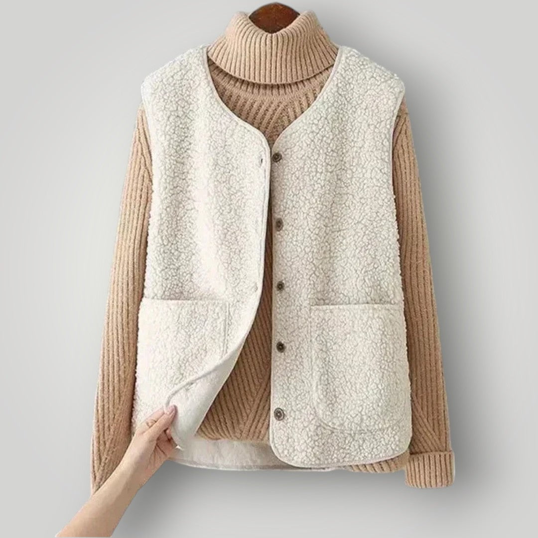 Gilet polaire douillet beige clair, col montant côtelé, boutonné, poches sur le devant.