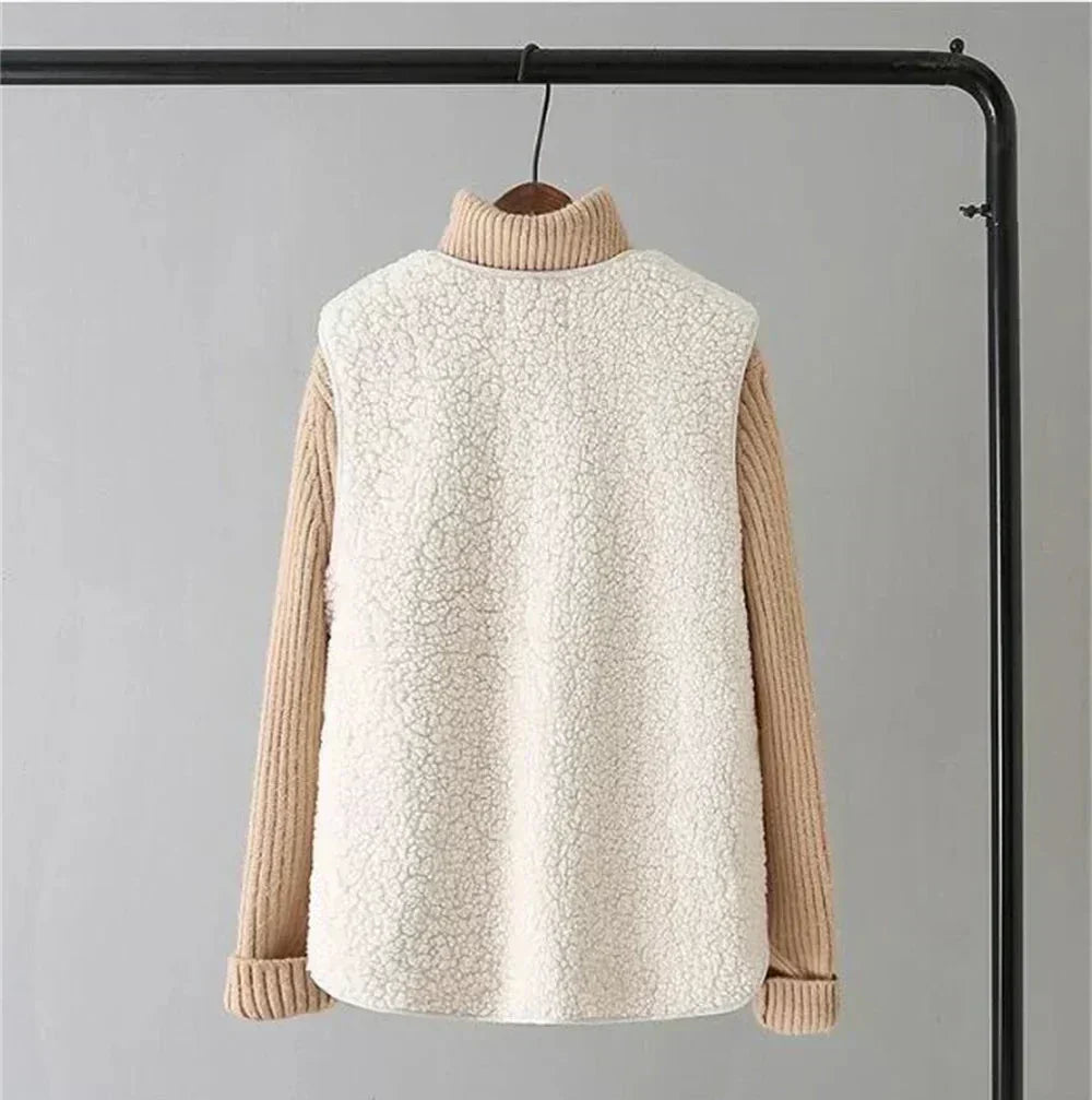Gilet polaire douillet à col montant, beige clair, boutonné, poches plaquées.