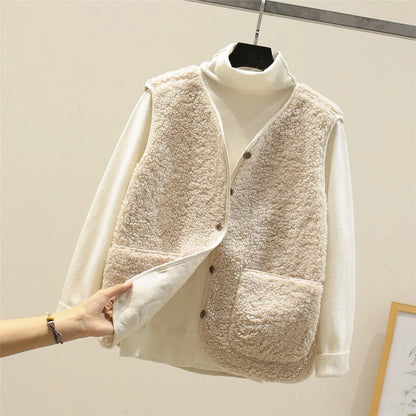 Gilet polaire douillet beige à col montant, fermeture boutonnée, poches sur la poitrine.