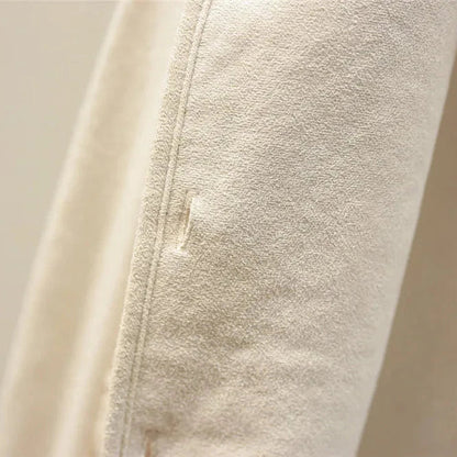 Gilet polaire douillet beige clair, gros plan sur patte de boutonnage et texture du tissu.