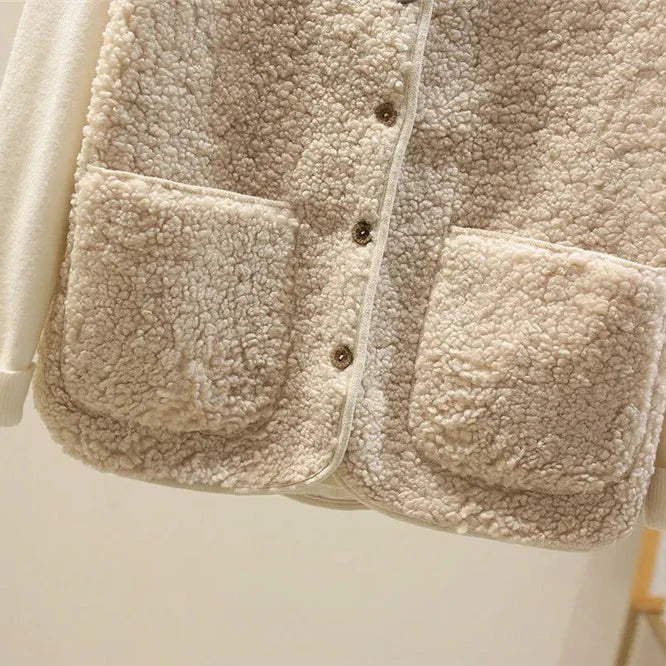 Gilet polaire douillet beige clair, poches plaquées et patte de boutons visibles.
