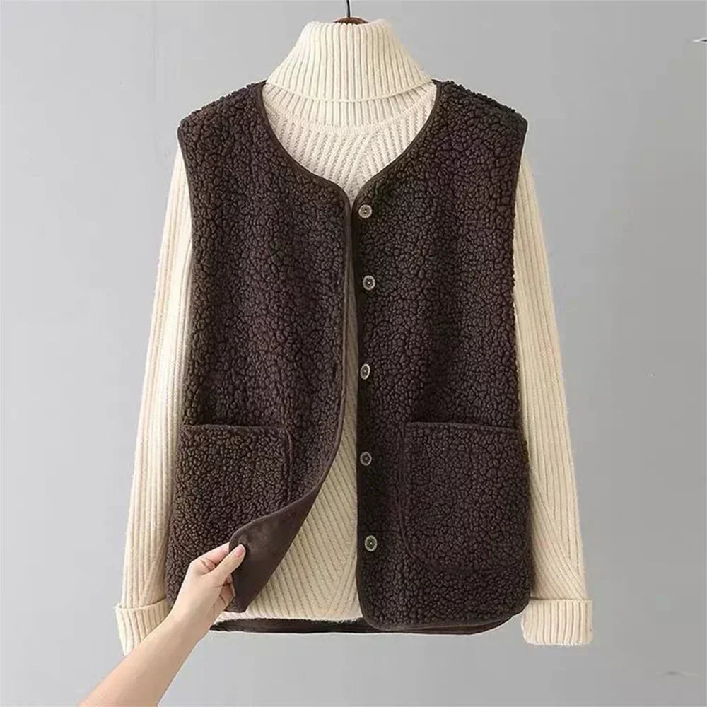 Gilet polaire douillet marron foncé, col montant, fermeture boutonnée, poches plaquées.