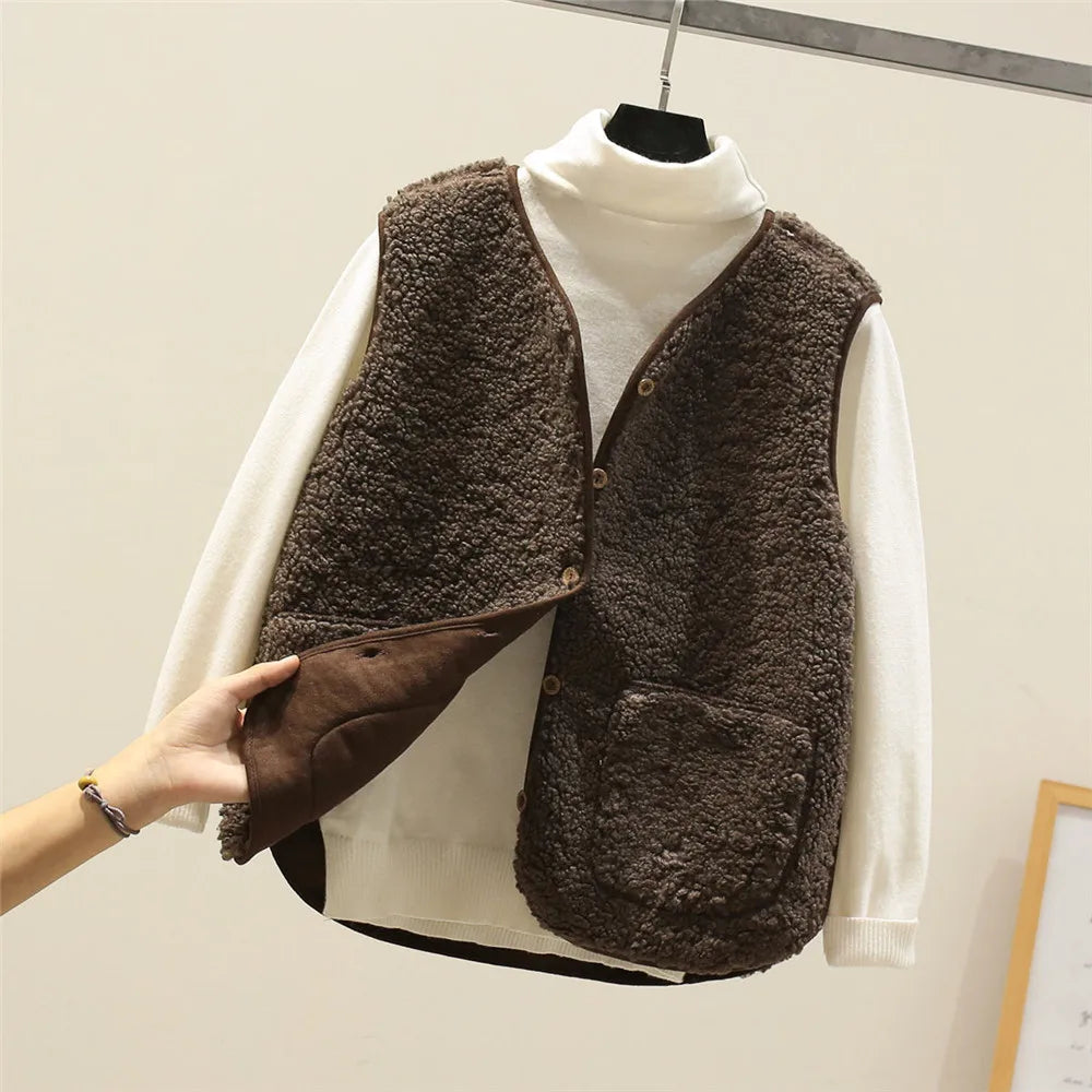 Gilet polaire douillet marron foncé, col montant, fermeture boutonnée, poches plaquées.