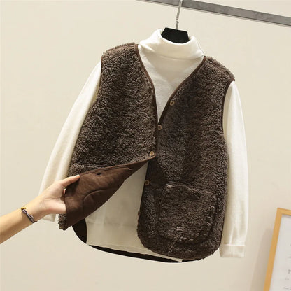Gilet polaire douillet marron foncé, col montant, fermeture boutonnée, poches plaquées.