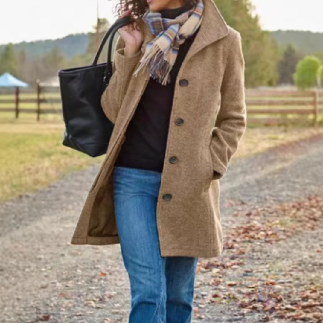 Veste classique mi-longue kaki à boutons, col revers et poches plaquées.