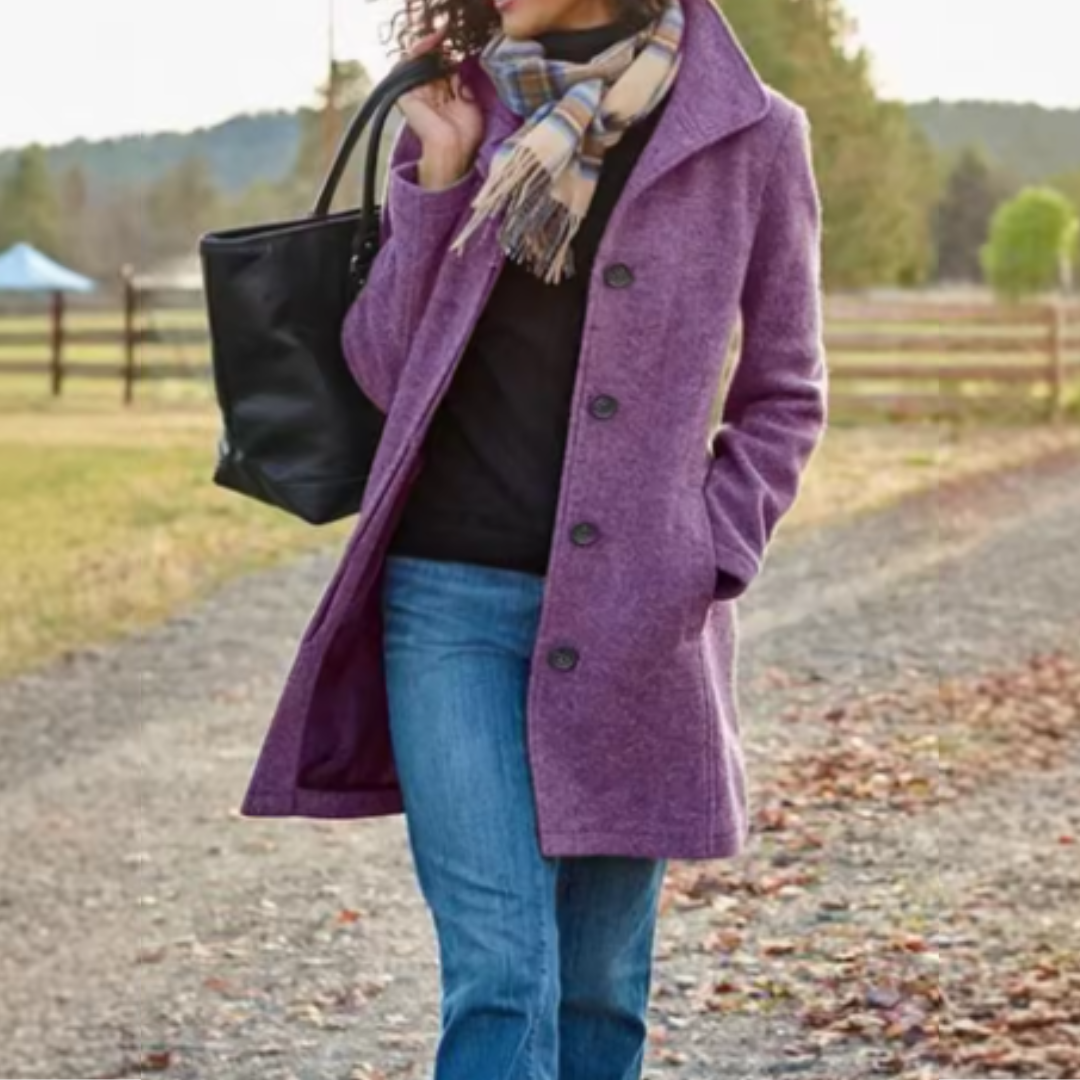 Veste classique mi-longue violette à boutons, col revers et poches plaquées.