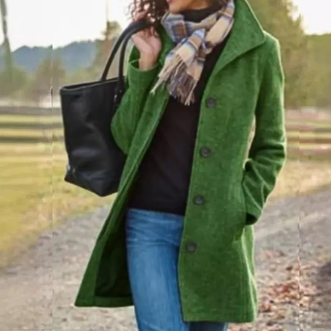 Veste classique mi-longue verte à boutons, col revers et poches plaquées.