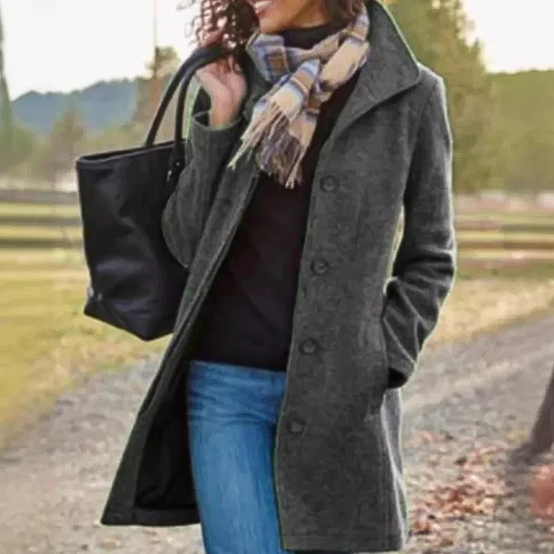 Veste classique mi-longue grise foncée à boutons, col revers et poches plaquées.