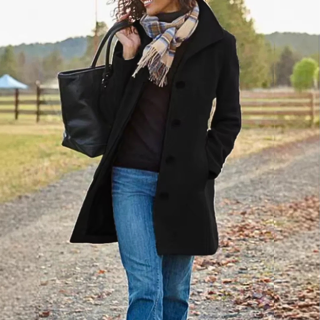 Veste classique mi-longue noire à boutons, col revers et poches plaquées.