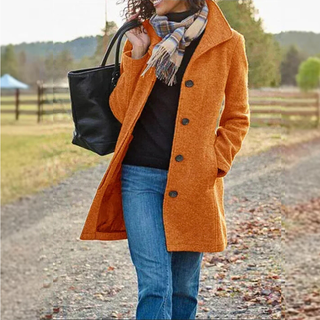 Veste classique mi-longue orange à boutons, col revers et poches plaquées.