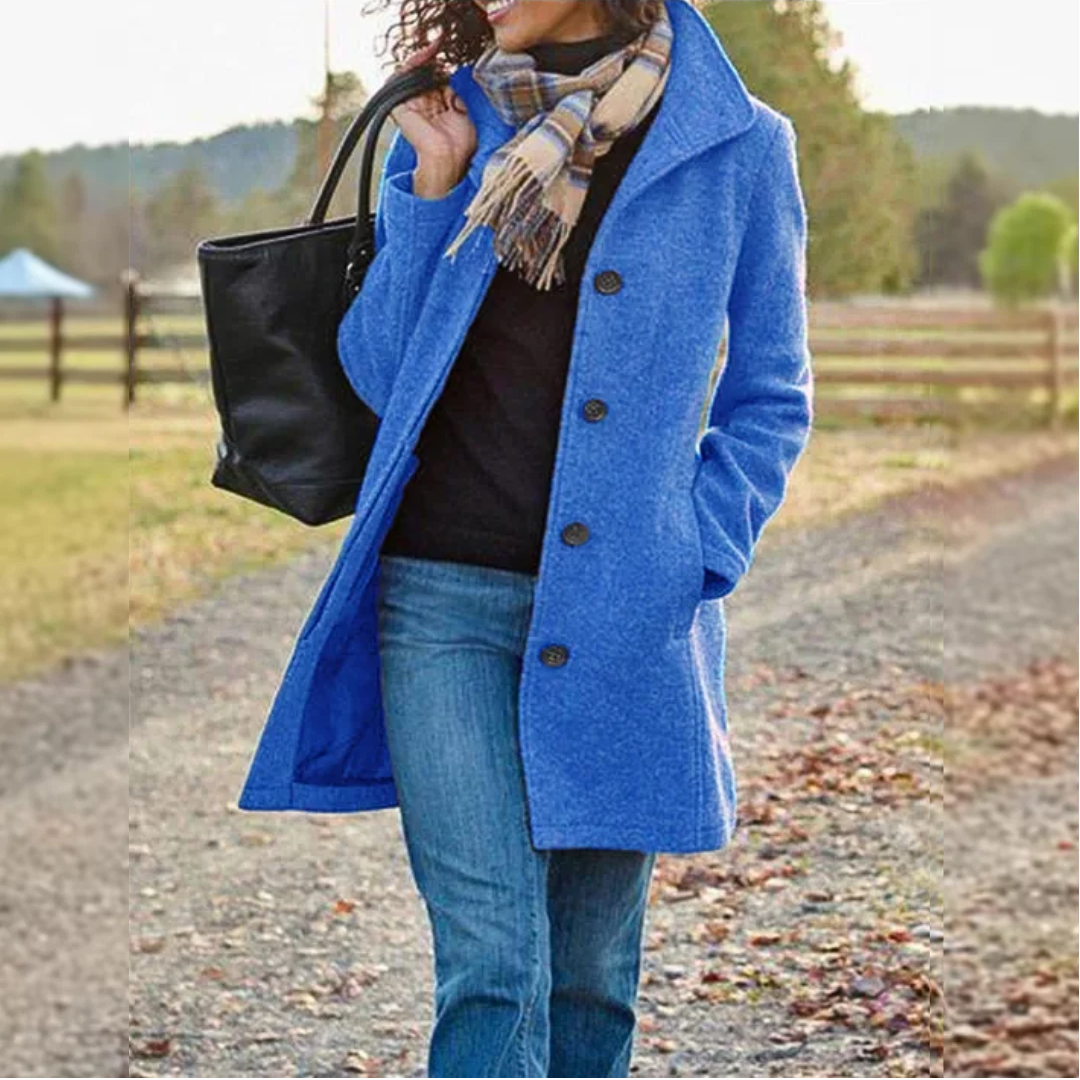 Veste classique mi-longue bleue à boutons, col revers et poches plaquées.