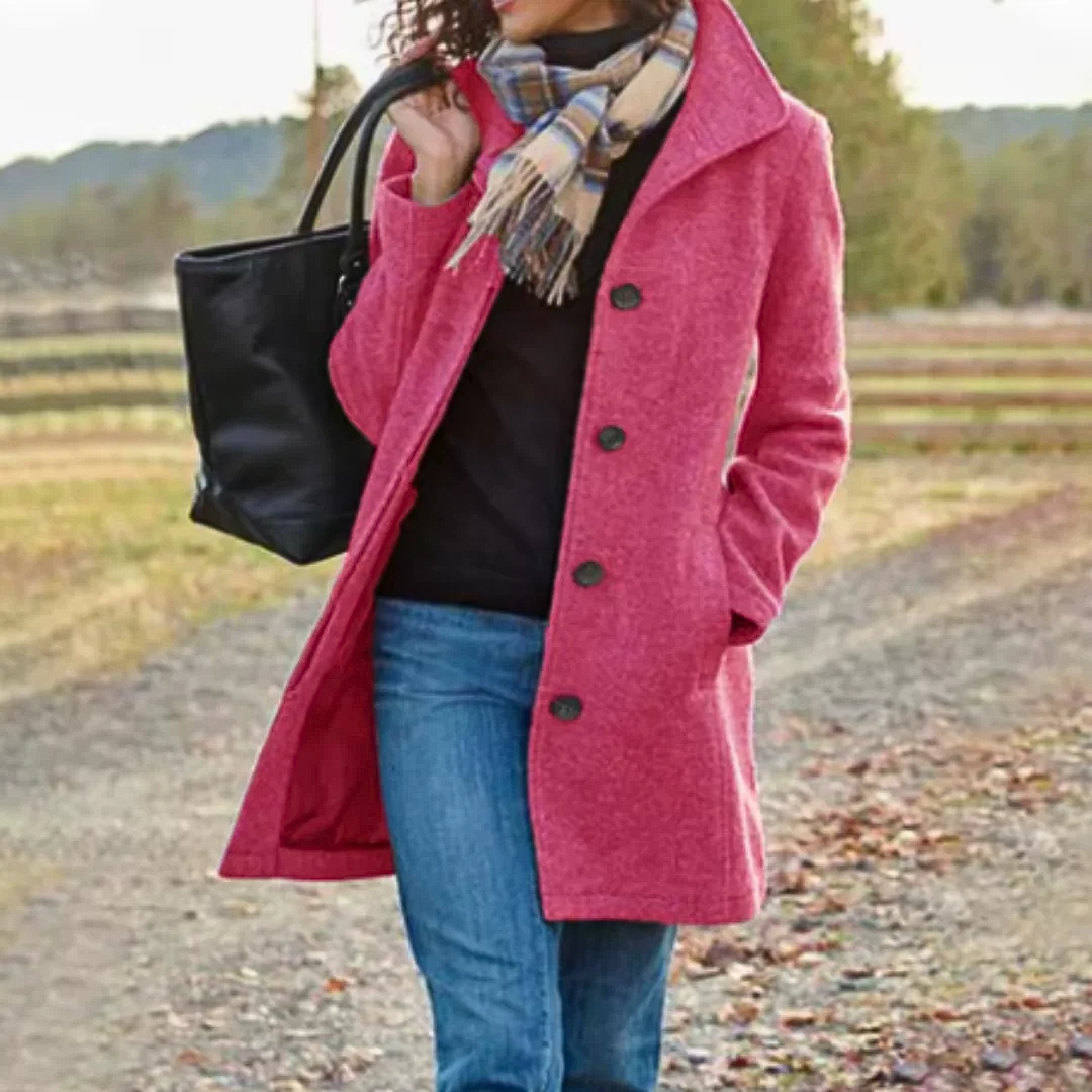 Veste classique mi-longue rose à boutons, col revers et poches plaquées.