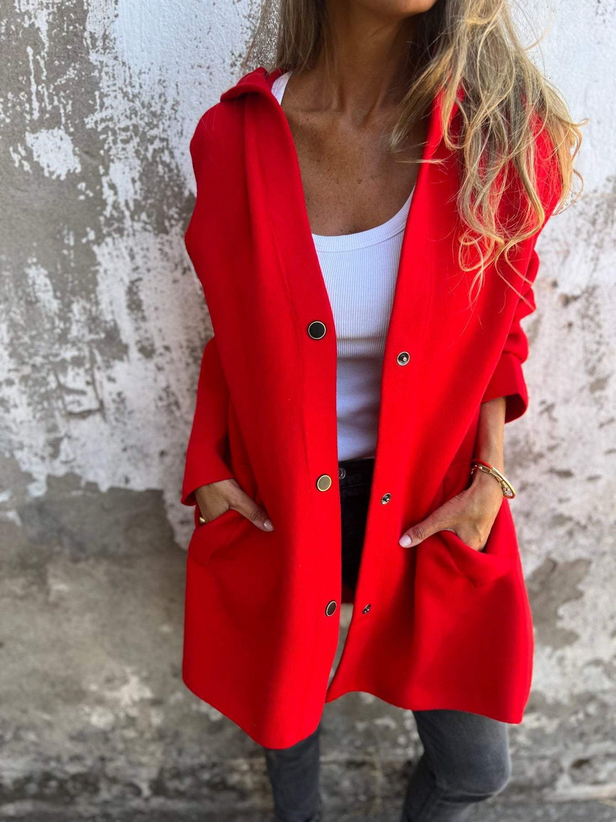 Gilet long rouge à capuche, fermeture boutonnée et poches plaquées avec boutons foncés