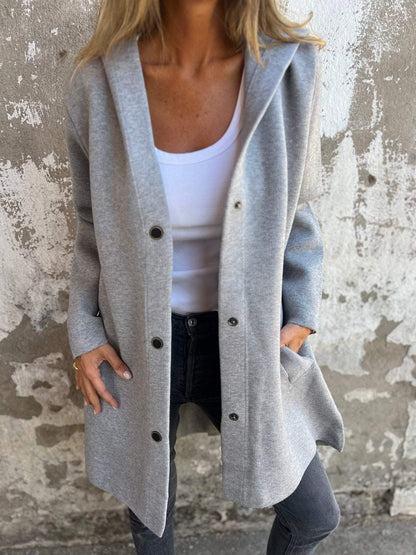 Gilet long gris chiné avec capuche, boutonnage au centre et deux poches plaquées