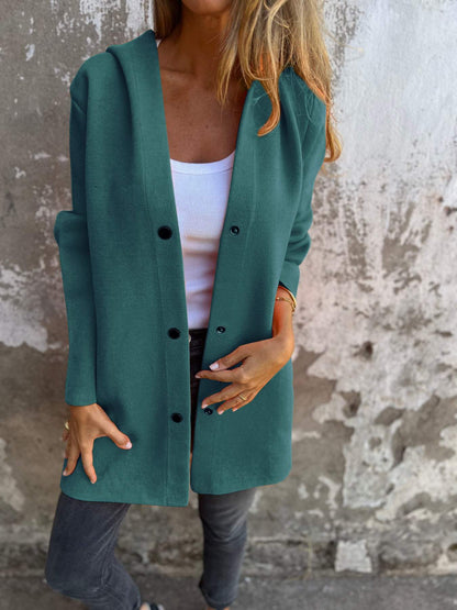 Gilet long vert foncé à capuche, fermeture boutonnée, poches plaquées et boutons ronds