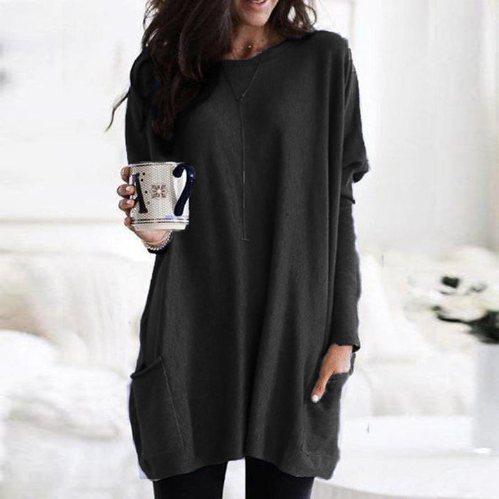 Robe ample noire à manches longues et col rond, fente boutonnée et poches latérales