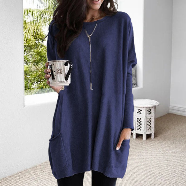 Robe ample bleu marine à manches longues, col rond avec patte boutonnée et poches