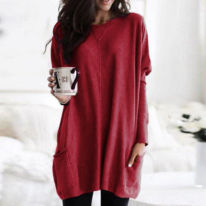 Robe ample rouge à manches longues, col rond avec patte boutonnée et poches latérales