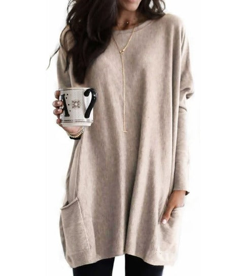Robe ample beige à manches longues, col rond avec patte boutonnée et poches latérales