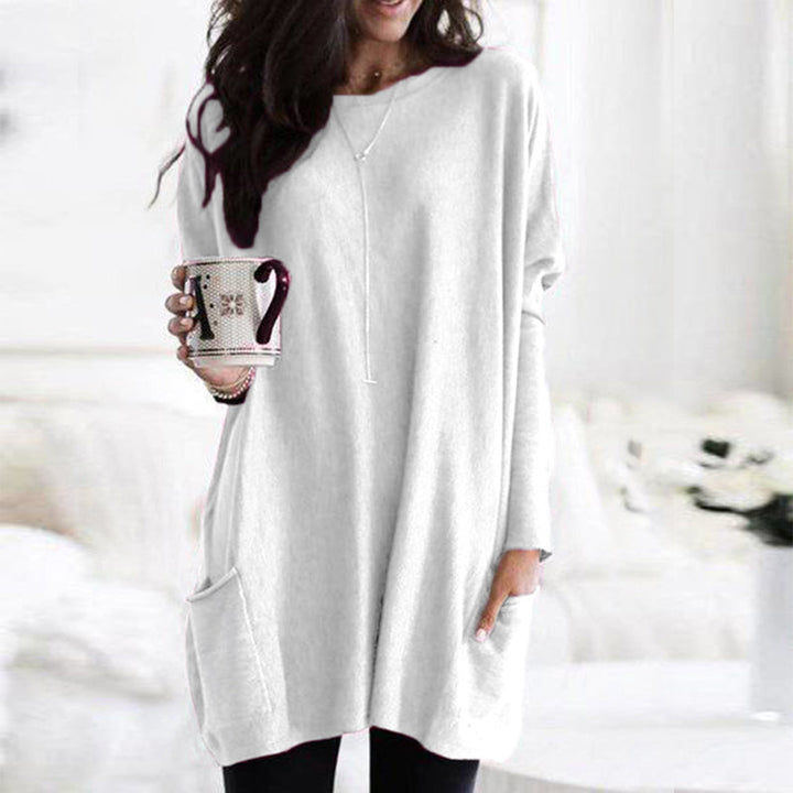 Robe ample blanche à manches longues, col rond avec patte boutonnée et poches